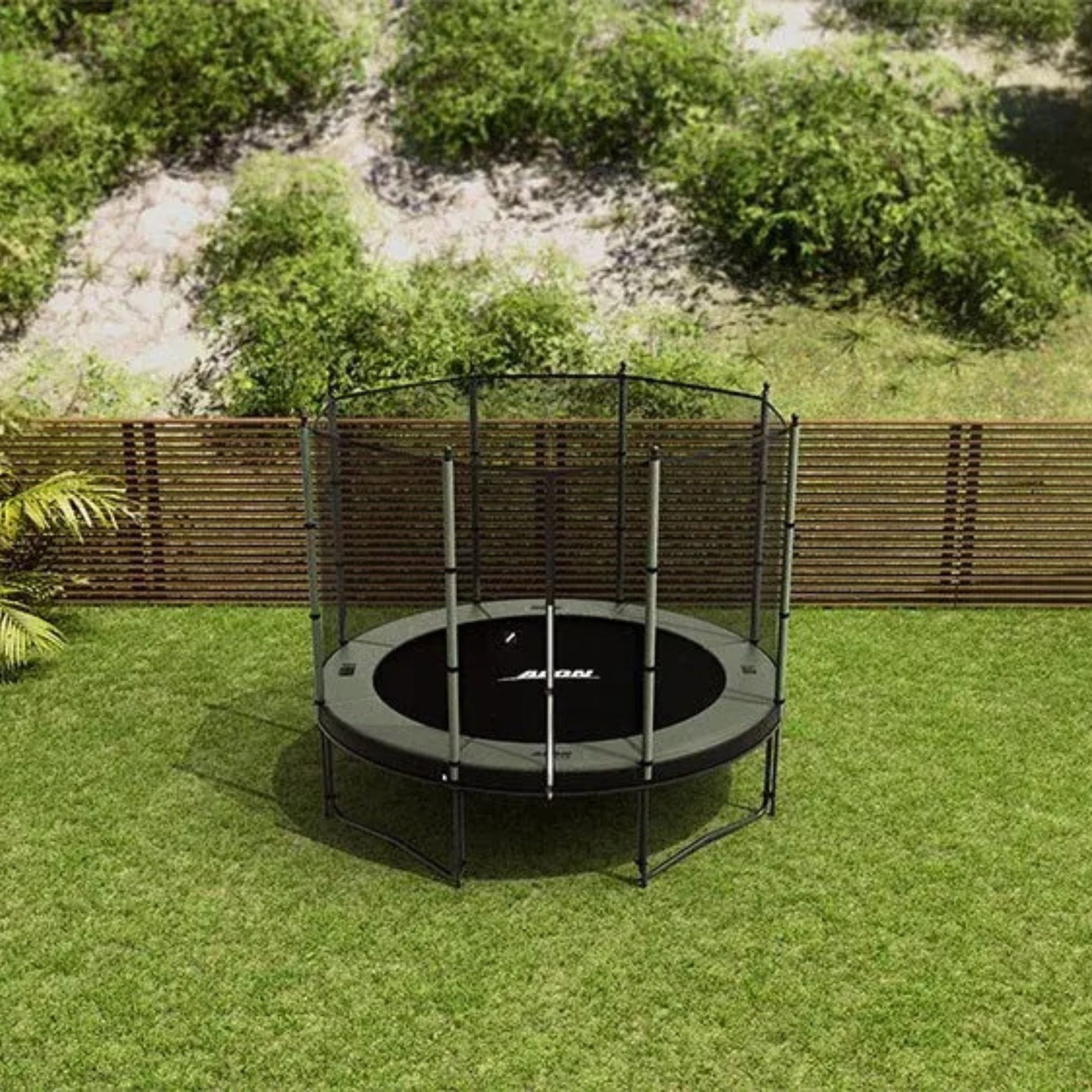 Acon-Trampolin mit 10 Fuß Durchmesser und Sicherheitsnetz im Garten.