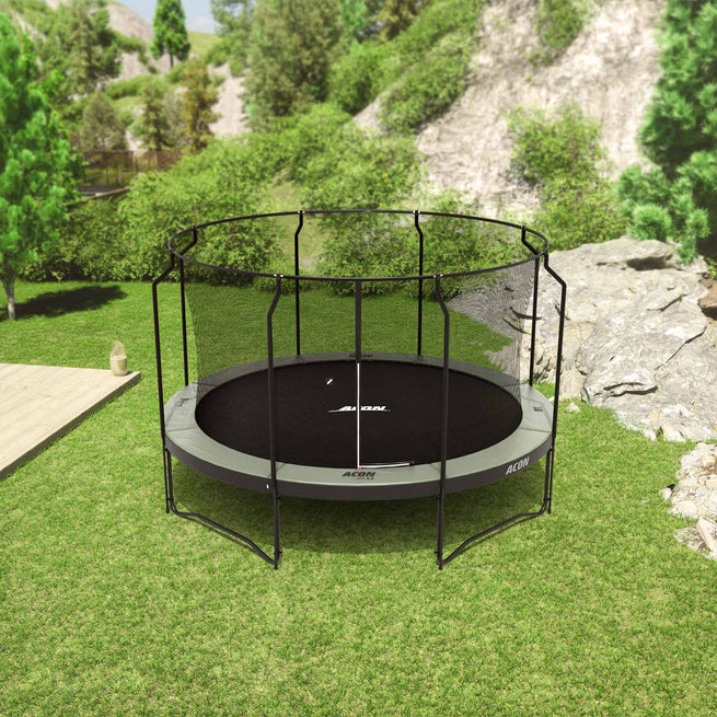 Rundes Acon-Trampolin mit Premium-Sicherheitsnetz in einem Garten
