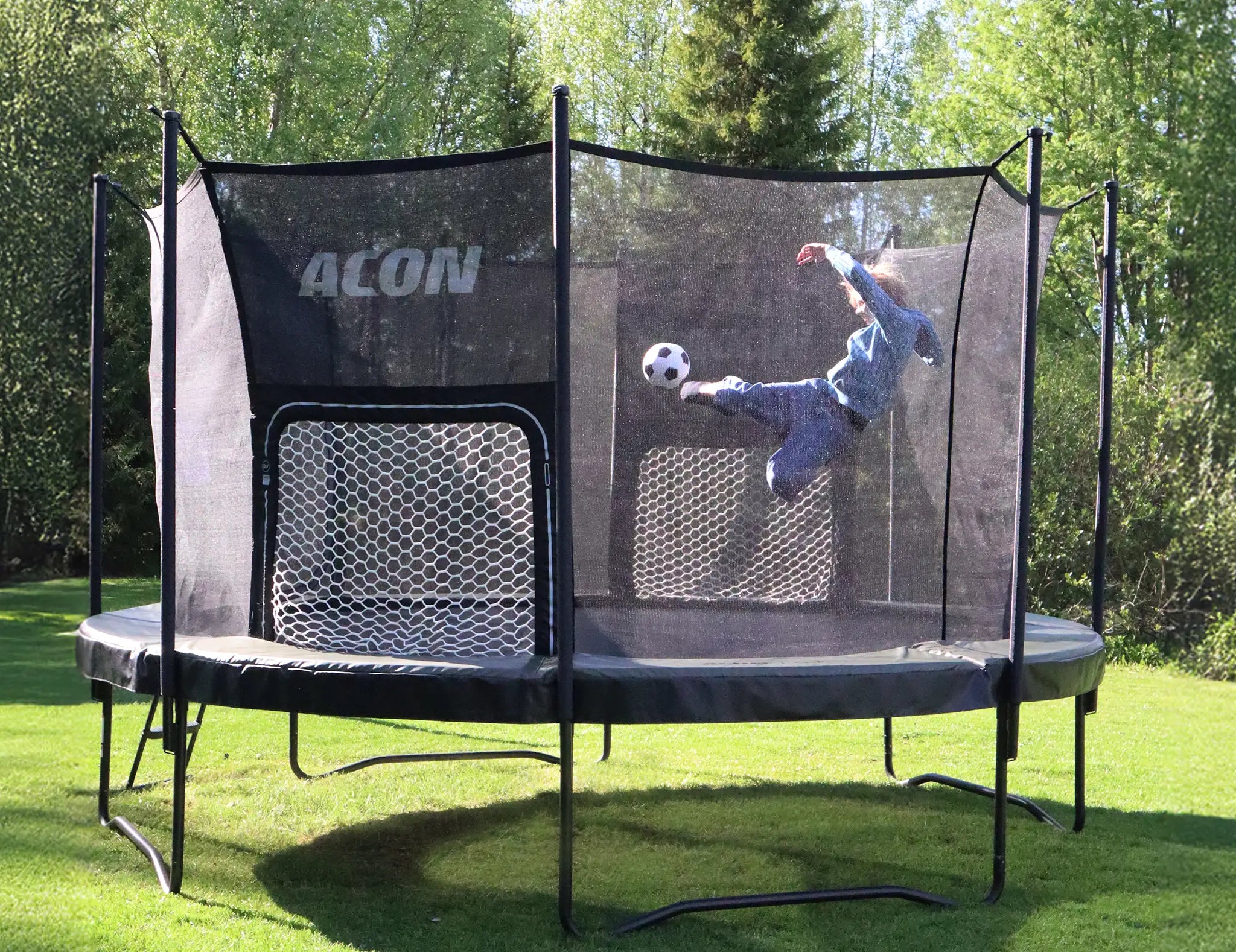 Person schießt Fußball auf Acon Trampolin mit Tor für Sport und Spiel im Garten.