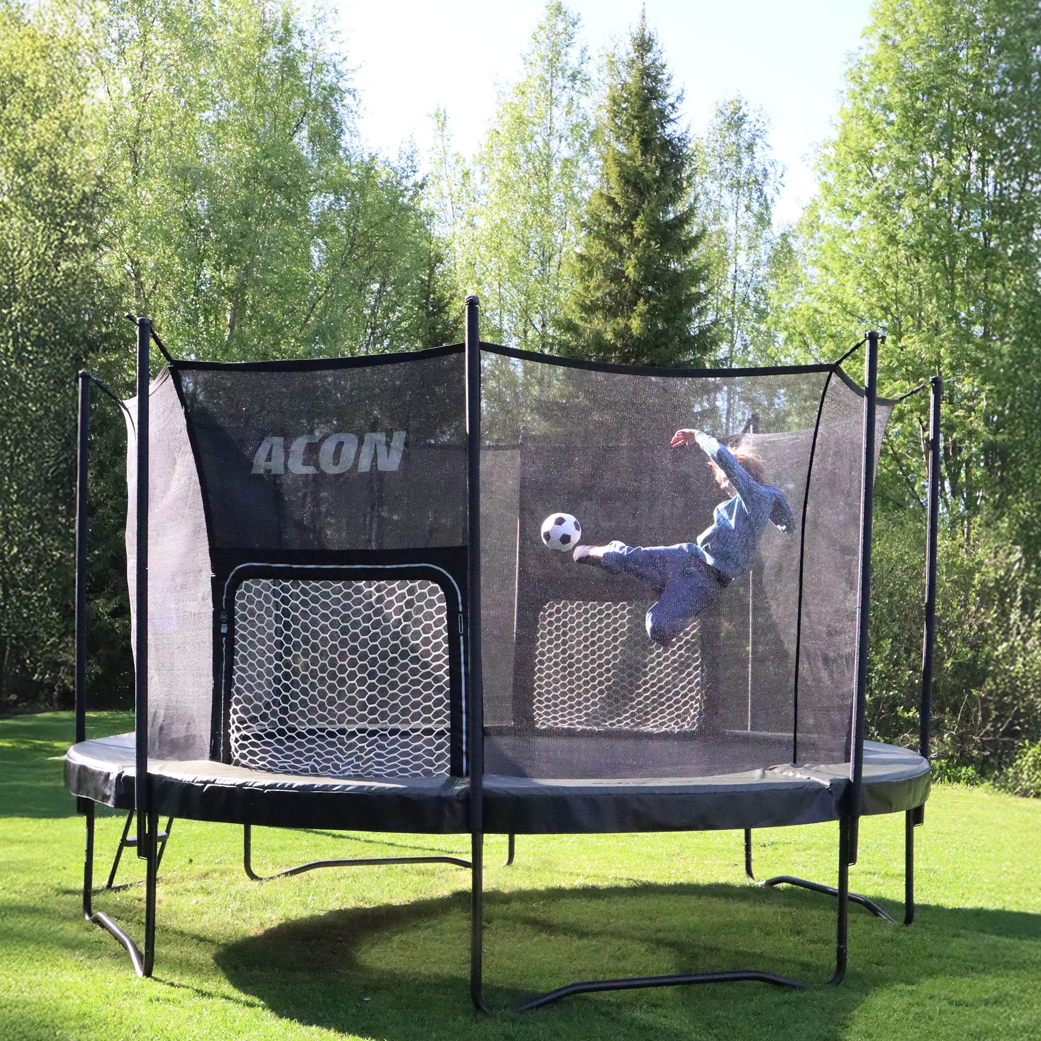 Kind schießt einen Ball in Richtung des ACON Air Fußballtor für ACON Air Rundtrampoline innerhalb eines Trampolins.