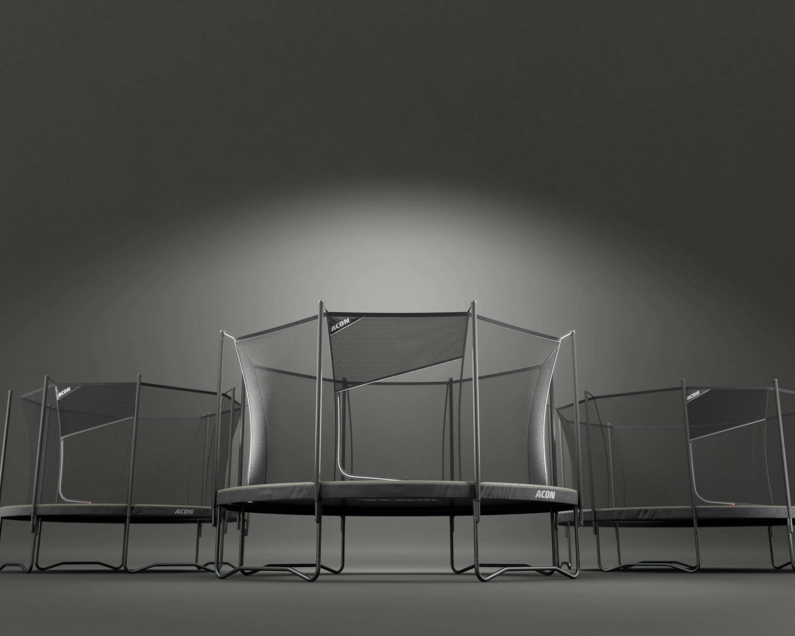 Drei Acon Air Trampoline vor dunklem Hintergrund.