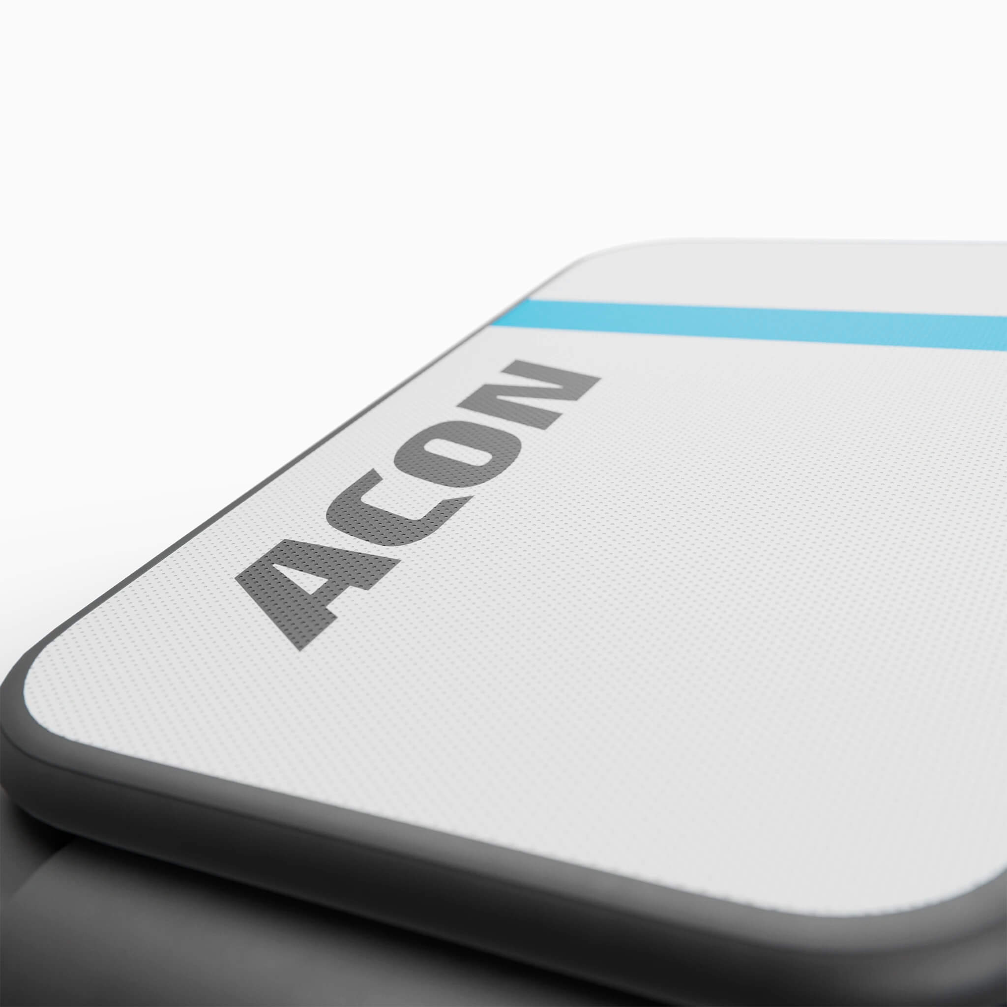 Detailansicht des ACON‑Logos auf dem Sprungfläche.