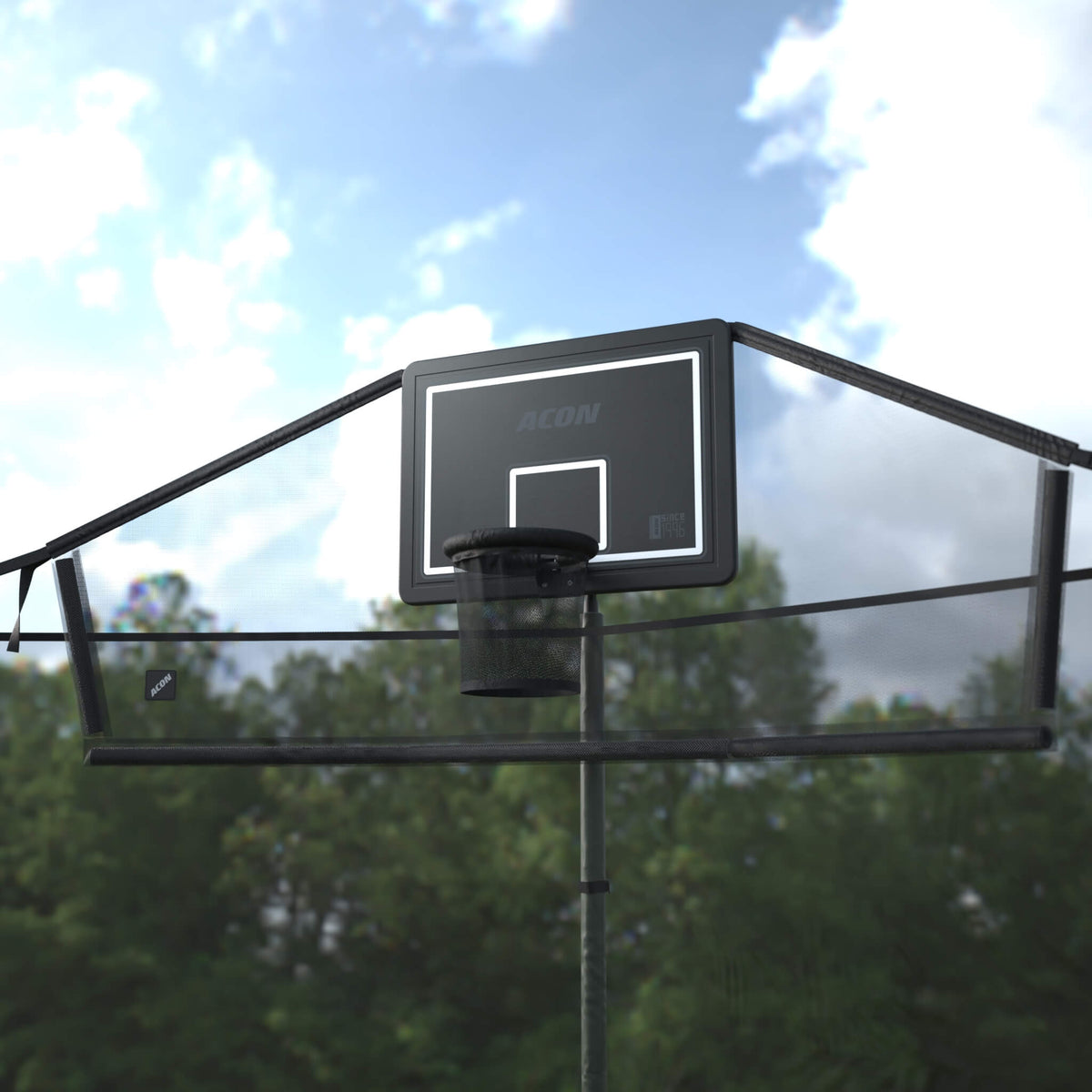 Außenaufnahme des Acon-Trampolinkorbs für ein rundes Trampolin und des dazugehörigen Backnets von unten, mit blauem Himmel, umliegenden Bäumen und Wolken.