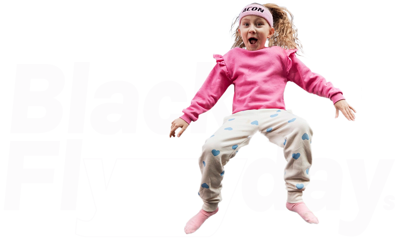 Fröhliches Mädchen mit rosa Pullover und Acon-Stirnband. Im Hintergrund weißes Black Flydays-Logo.