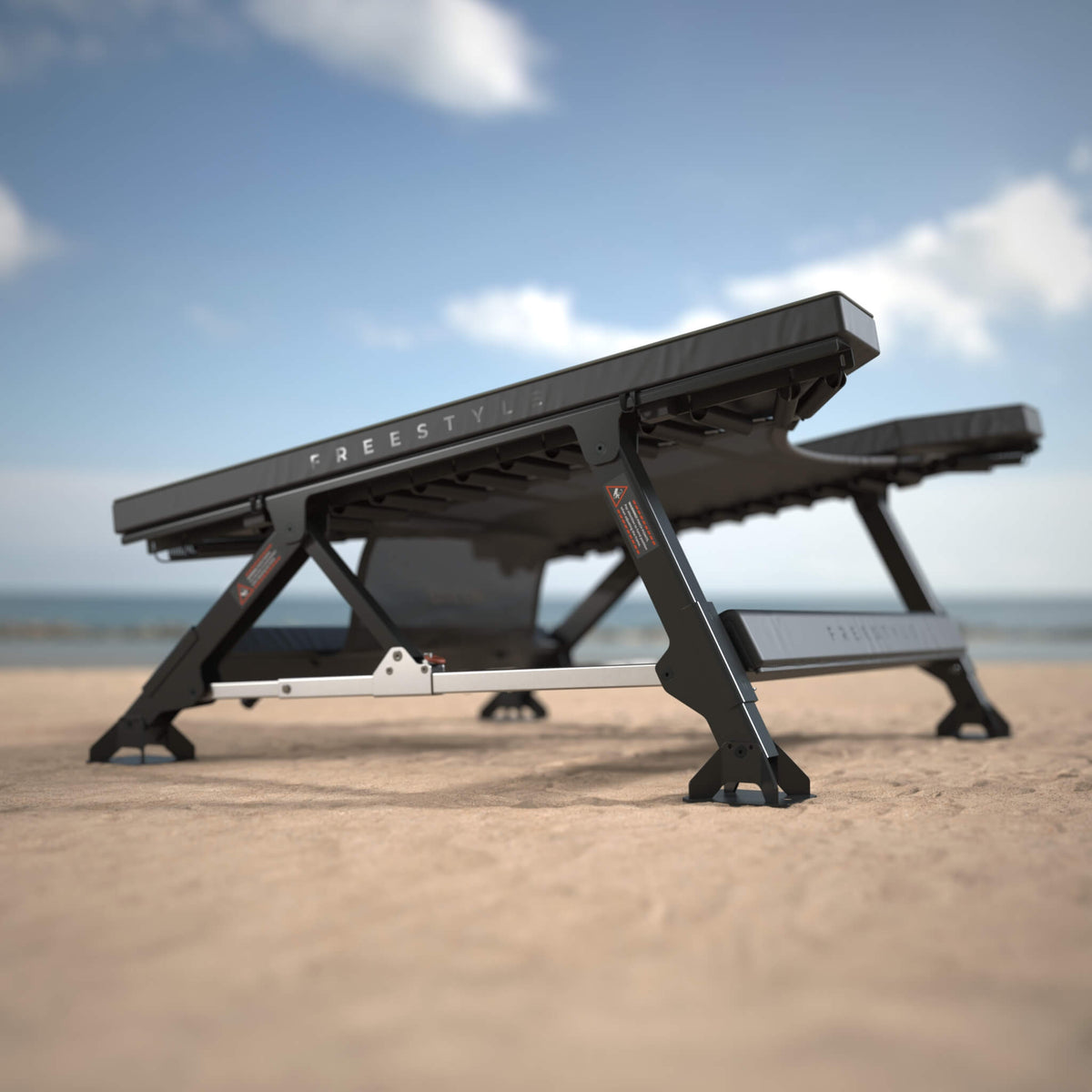Acon-Freestyle-Minitrampolin am Strand, Seitenansicht.