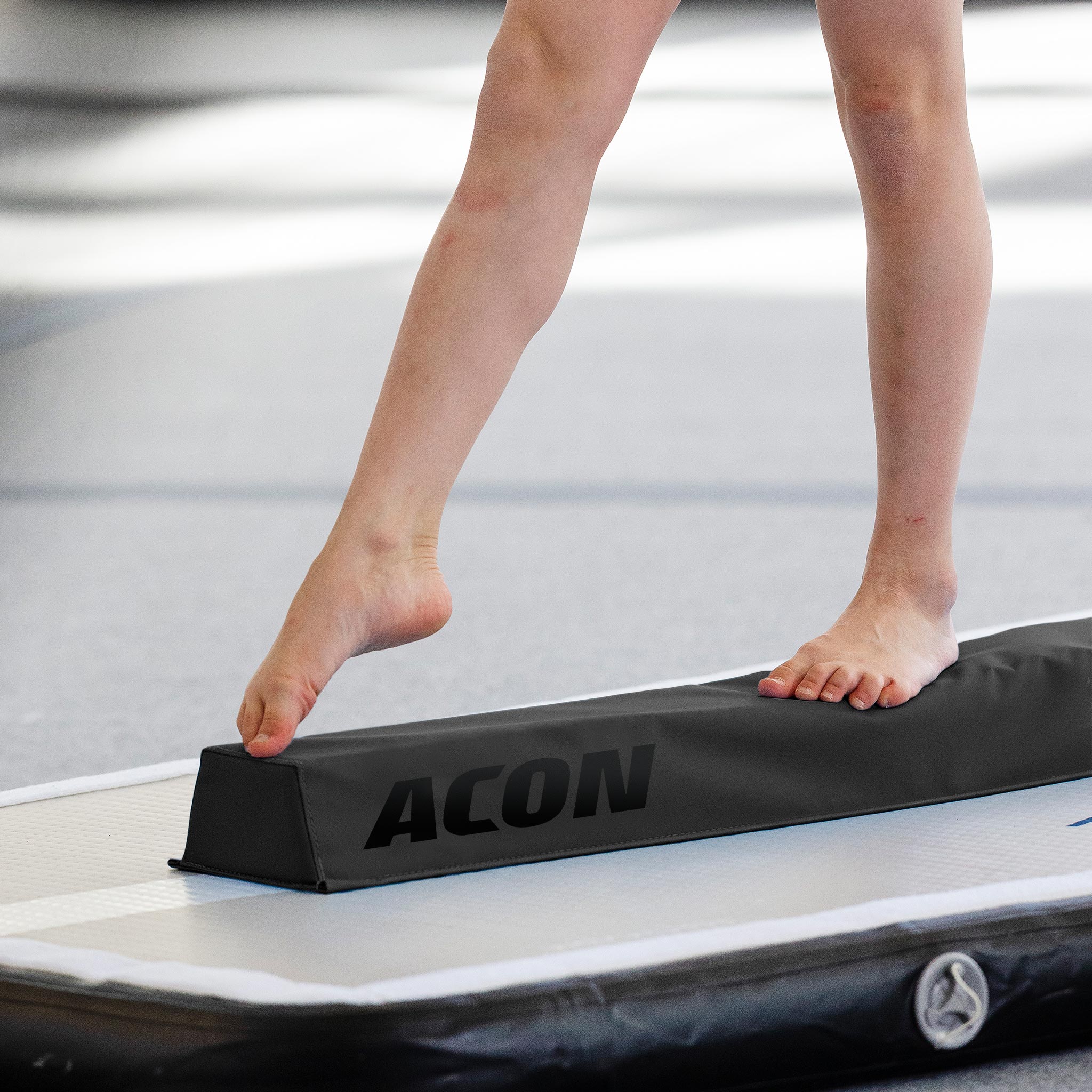 Detail der Beine eines Turners an einer Acon Gym Beam für Gymnastik.