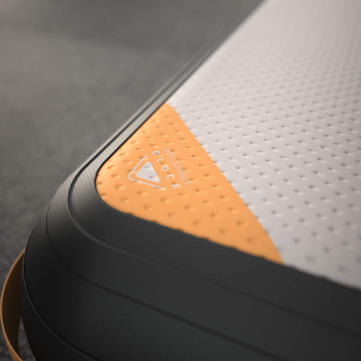 Detail eines aufblasbaren Acon X Triangle Blockista.