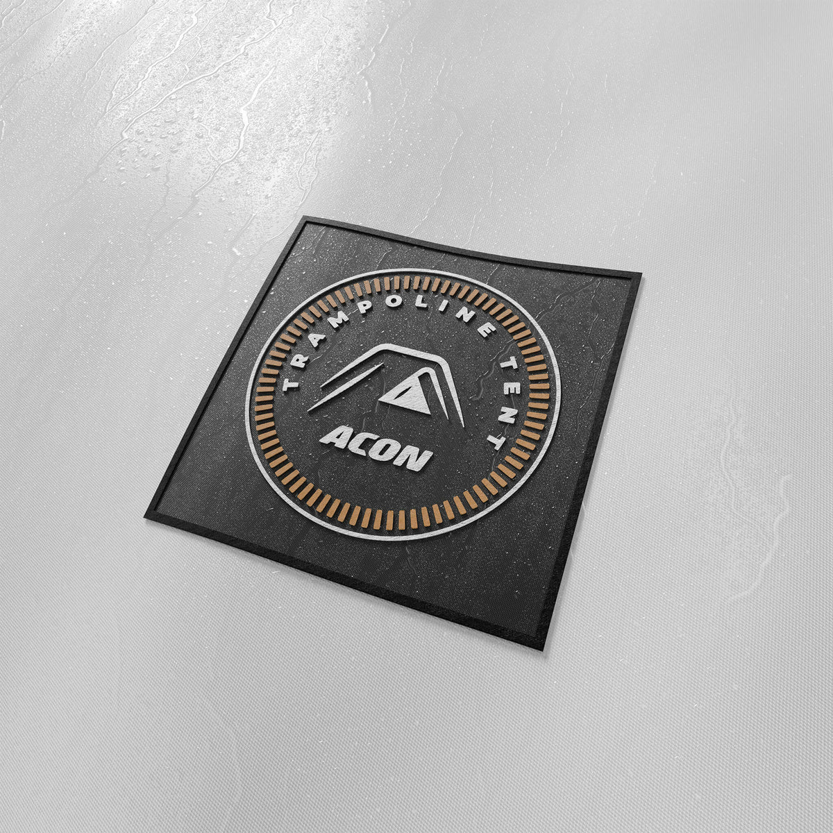 Detail Aufnahme einer gestickten Illustration des Acon Trampolin-Zelts mit Firmenlogo.