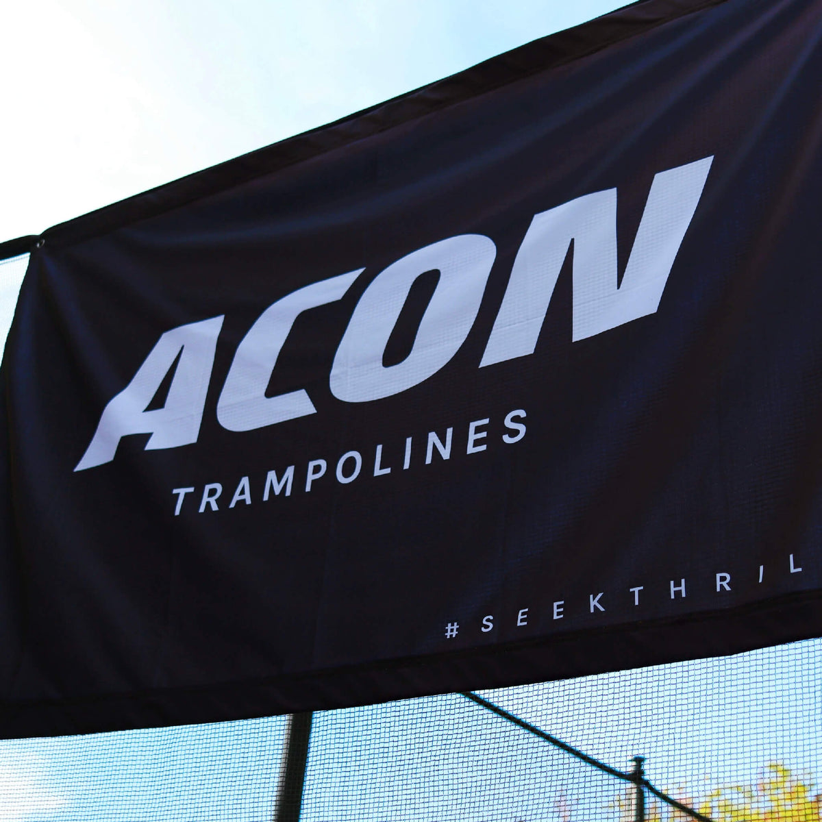 Nahaufnahme der schwarzen ACON-Flagge auf einem Trampolin.