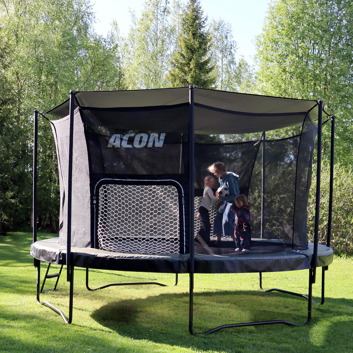 Acon Air Sonnenschutz auf einem Acon Air Trampolin, schwarze Seite oben.