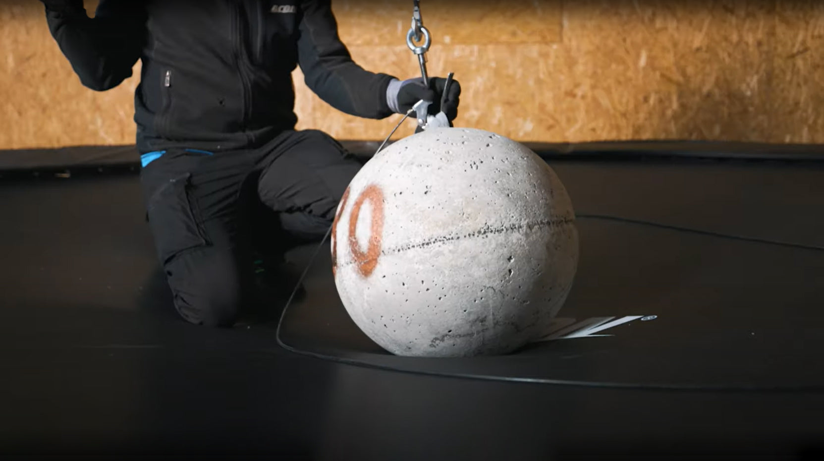 Ein Gewichtstestball auf einer Acon-Trampolinmatte