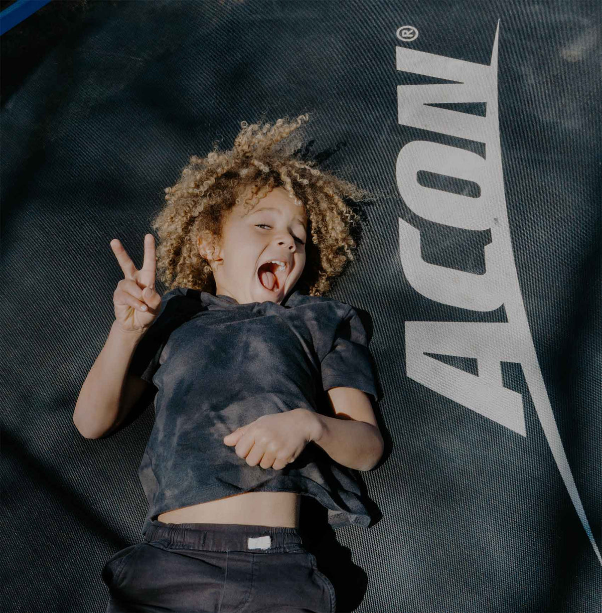 Ein glückliches Kind auf dem Acon HD Trampolin. 