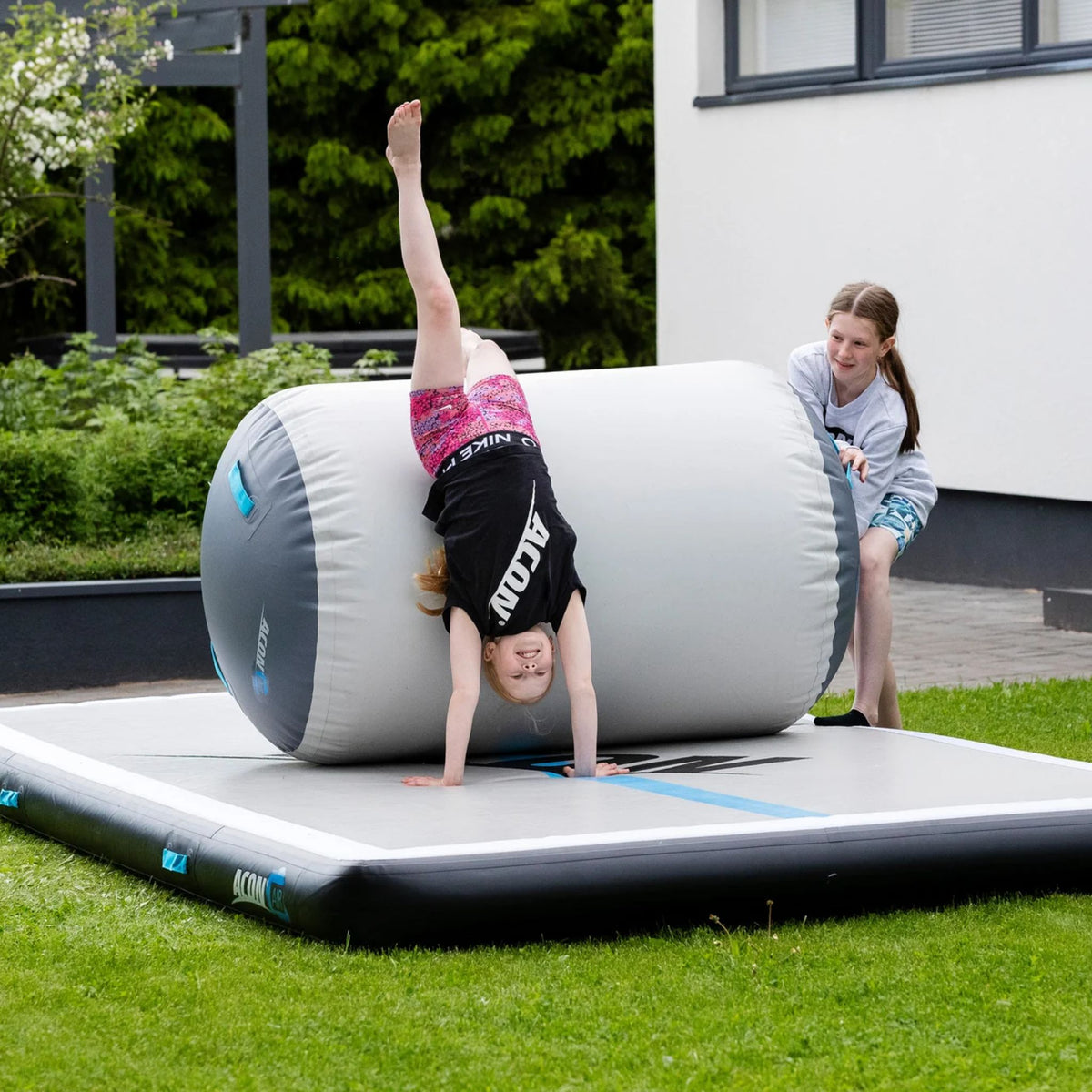 Kinder turnen auf Airtrack Matte