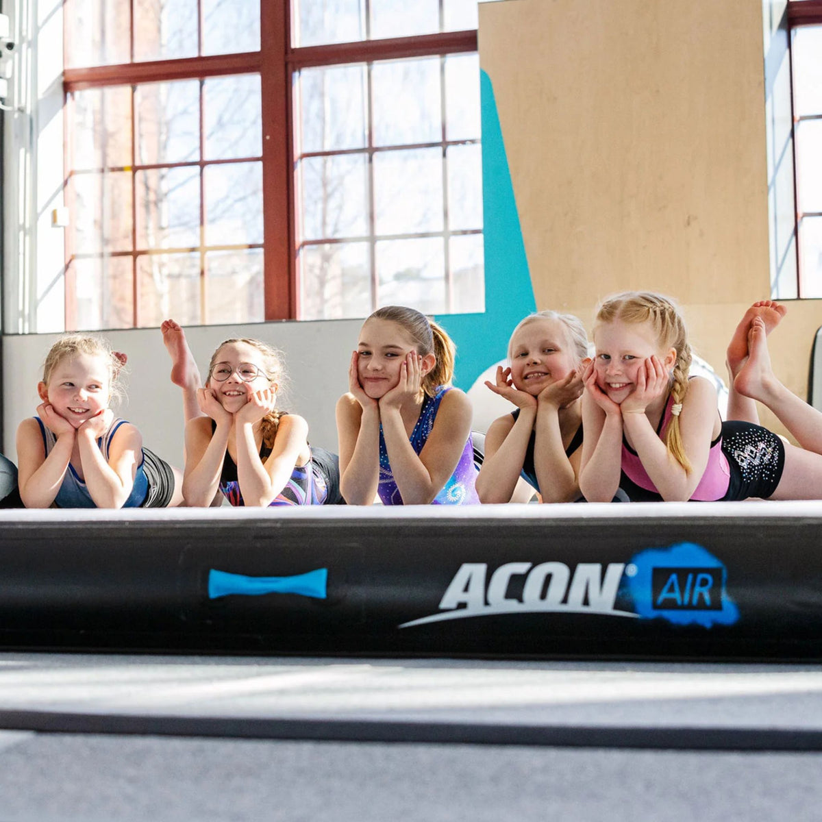 Kinder liegen auf Airtrack Matte