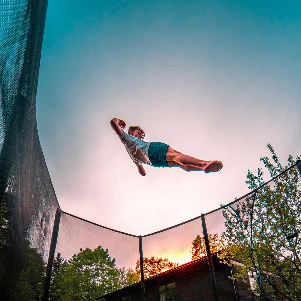 Junge Tricker springt auf dem ACON-Trampolin.
