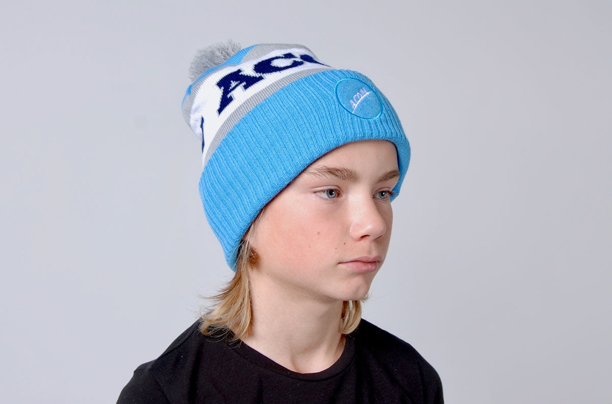Ein Kind mit ACON Hockey Beanie - Vorderansicht
