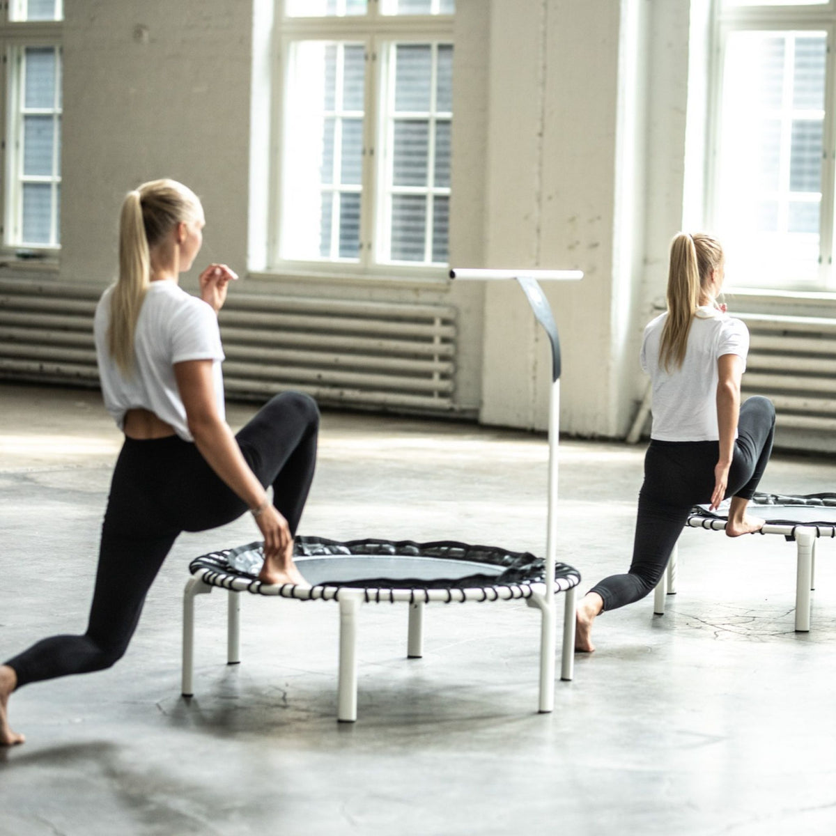 Frauen trainieren Faszien auf Trampolin
