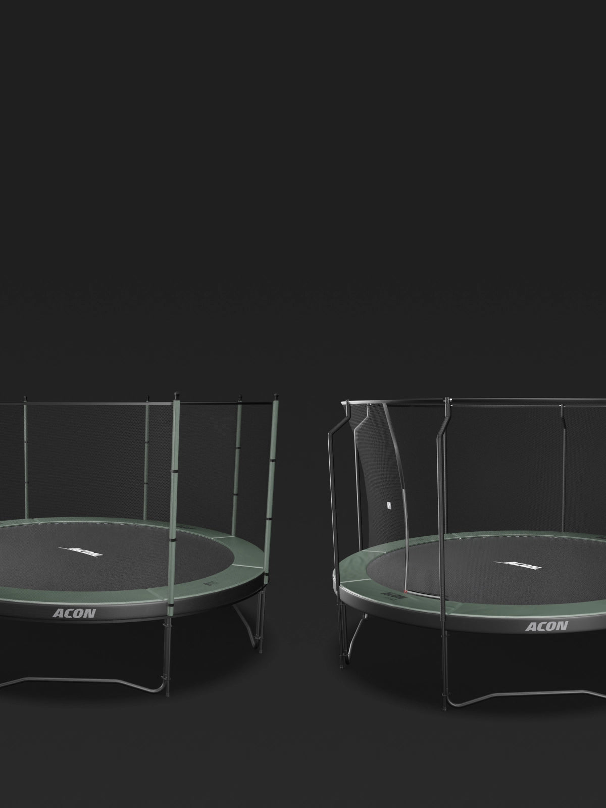 Zwei runde Acon-Trampoline vor dunklem Hintergrund. Einer ist mit einem Standard-Sicherheitsnetz ausgestattet, der andere mit einem Premium-Sicherheitsnetz.