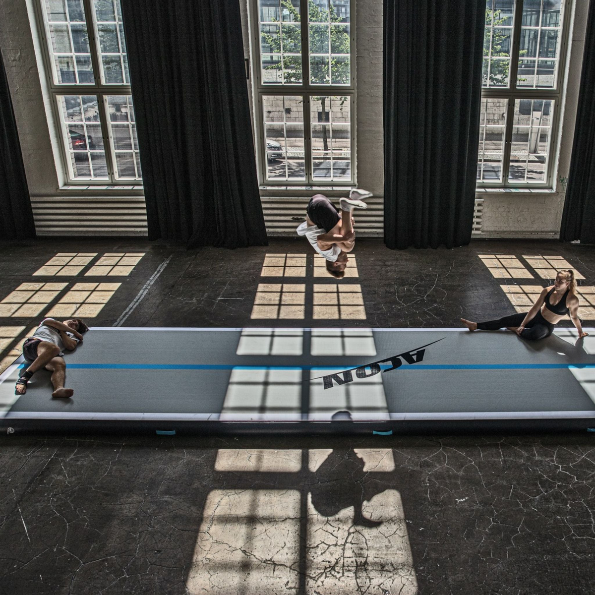 Mann macht einen Frontflip auf ACON Airtrack Matte
