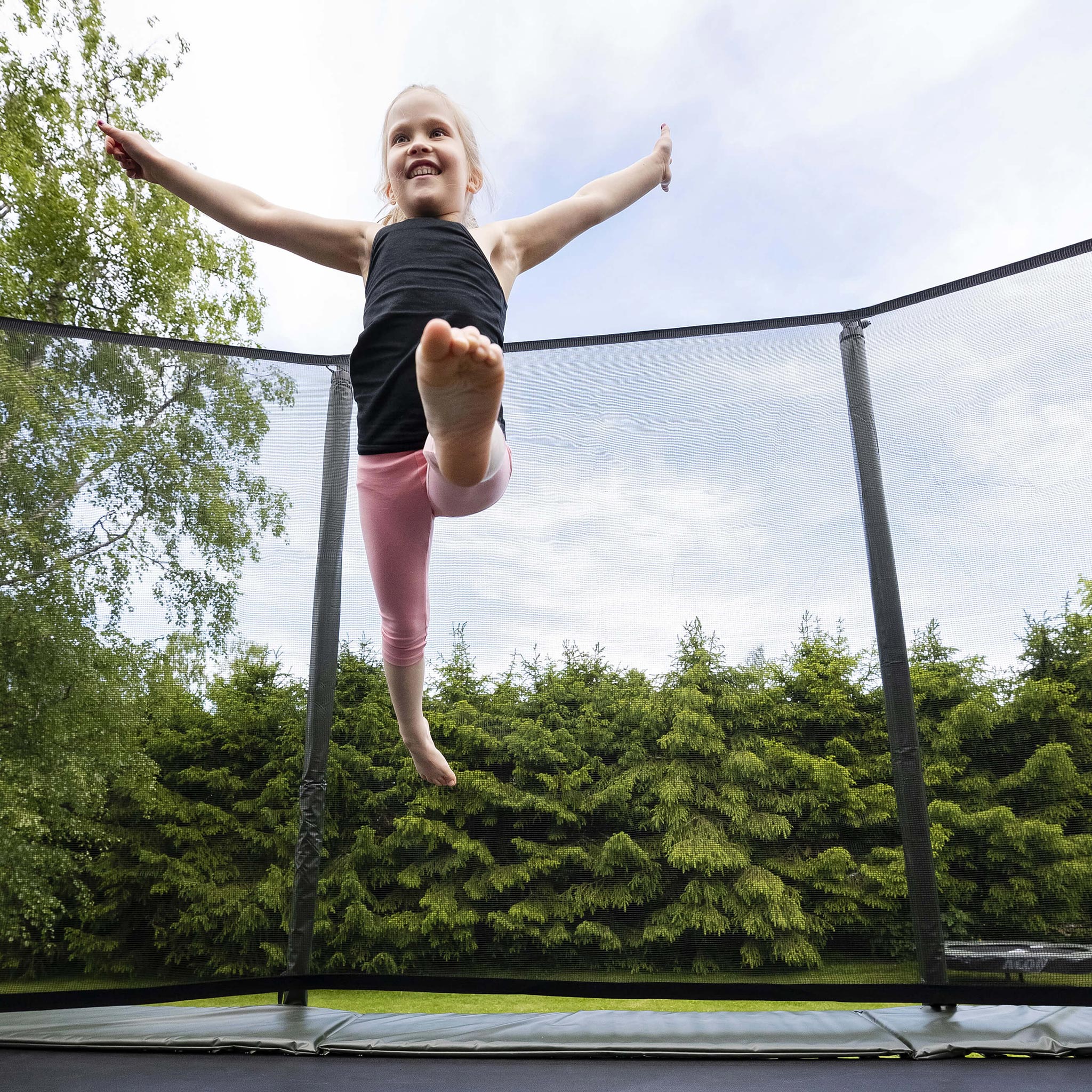 Mädchen springt auf einem Acon HD-Trampolin.