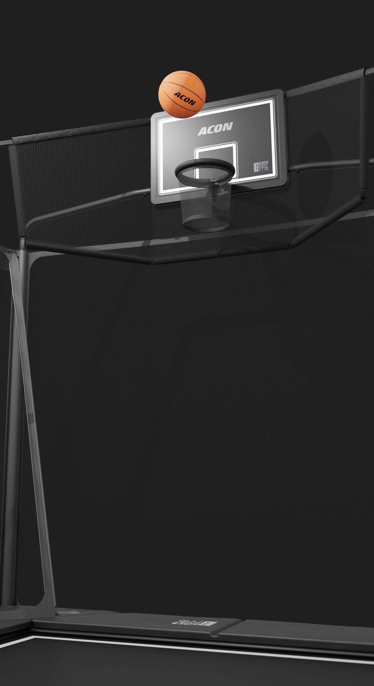 Basketballkorb des Acon X Trampolins mit Basketball auf schwarzem Hintergrund.