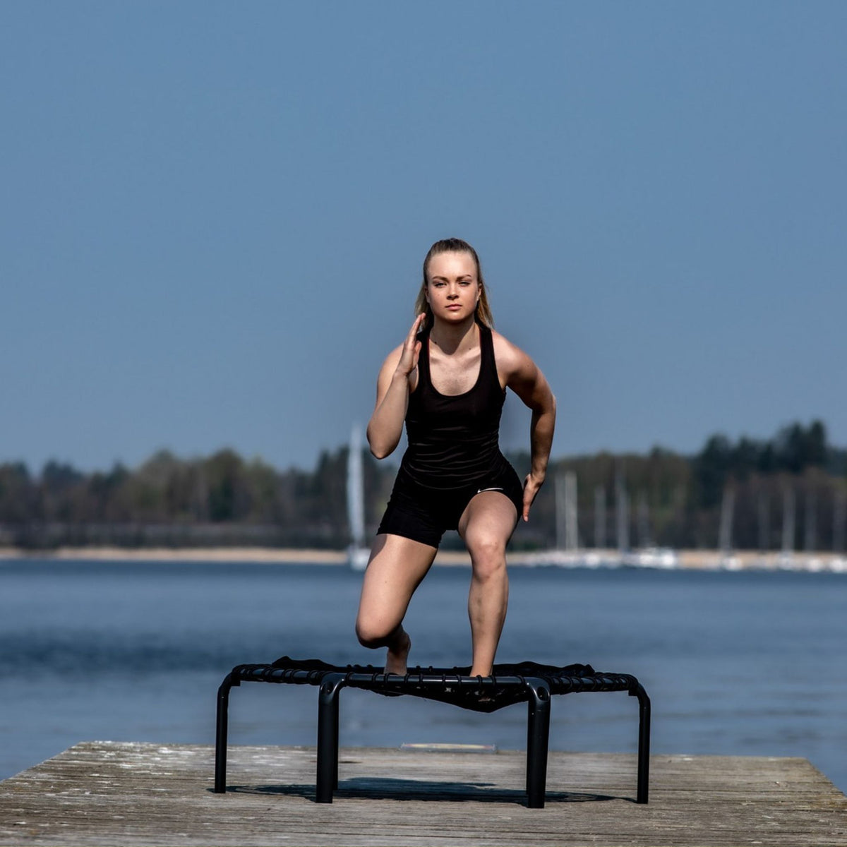 Frau macht Sport. Jumping Fitness