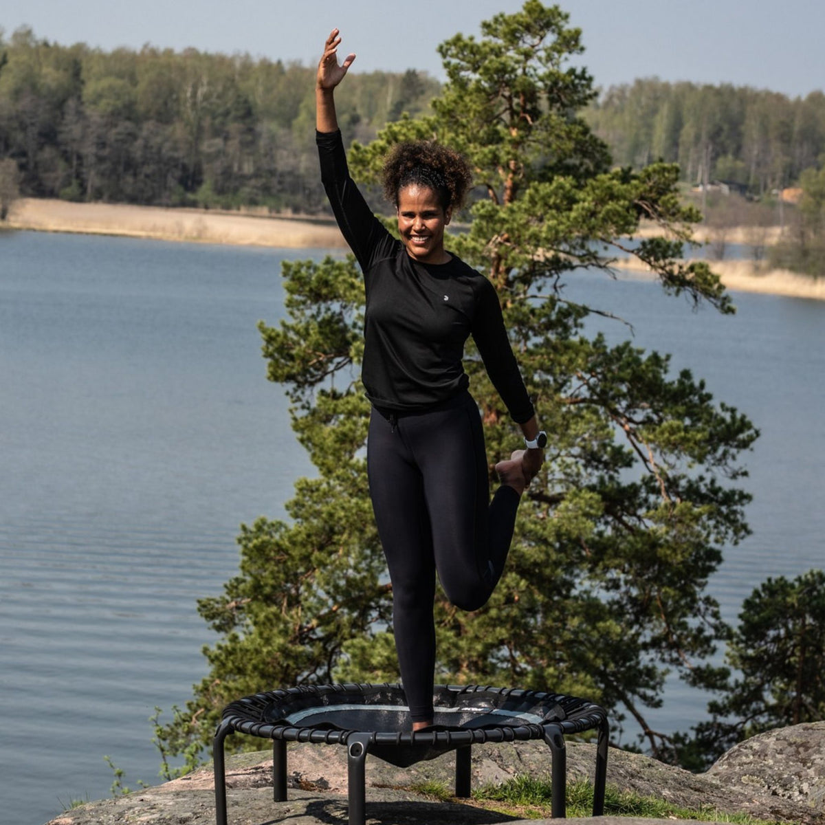 Frau macht Sport. Jumping Fitness