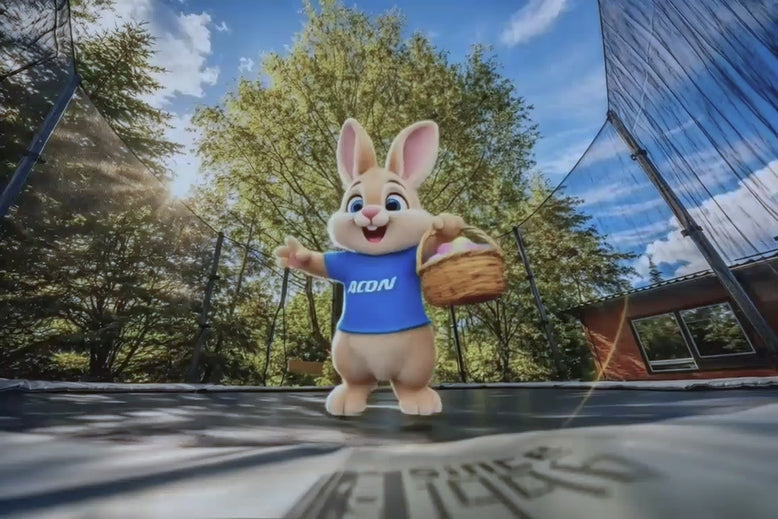 Ein loopendes Video zeigt einen KI‑basierten Bunny‑Charakter im blauen Acon‑Shirt, der auf einem Acon‑Trampolin springt und einen Korb mit Ostereiern hält, in stetiger Wiederholung.