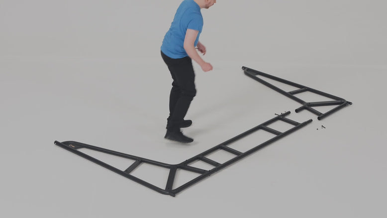 Automatisch abgespieltes Video, das den Aufbau eines ACON X Trampolins im Zeitraffer von Anfang bis Ende zeigt.