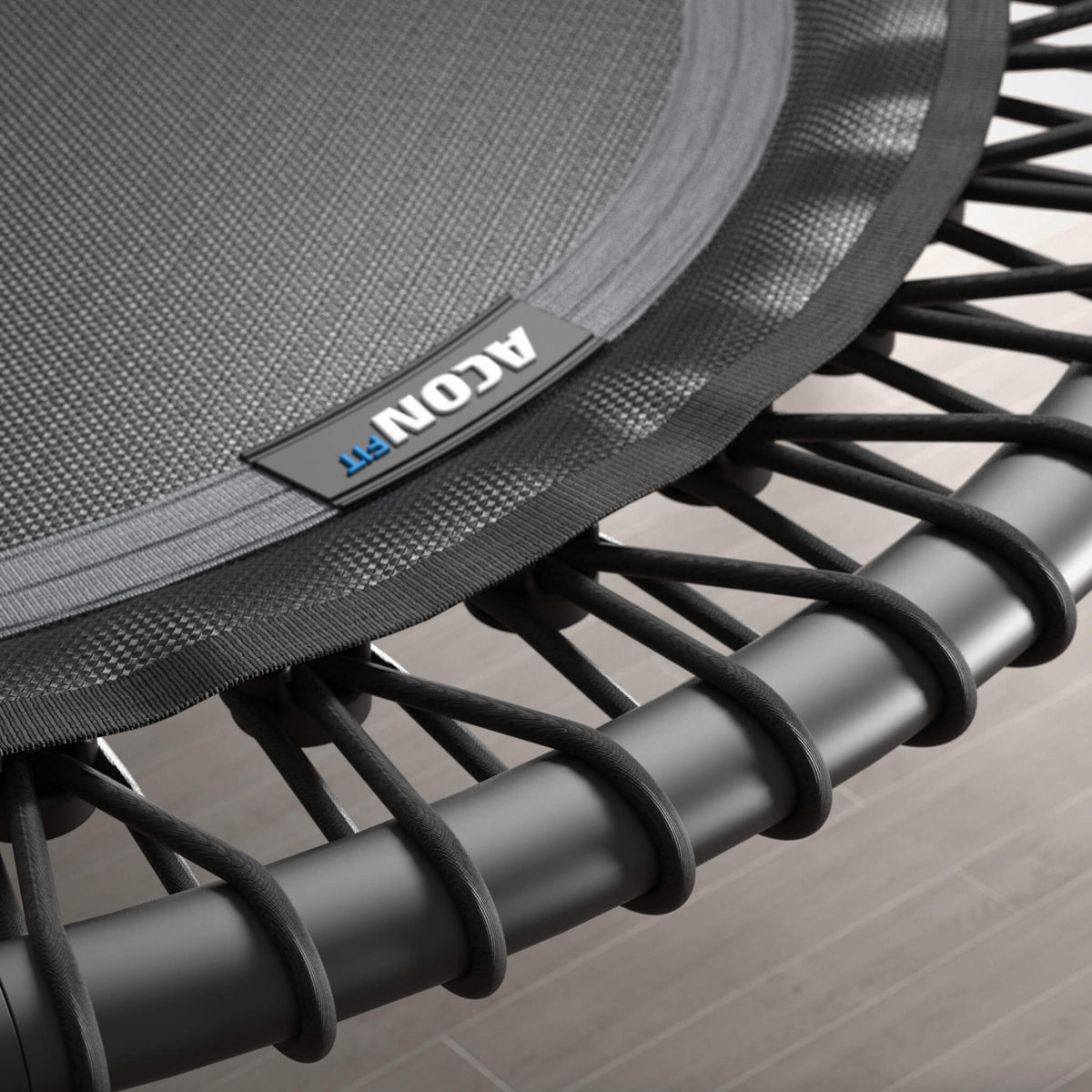 Nahaufnahme eines schwarzen, runden Acon FIT-Trampolins.