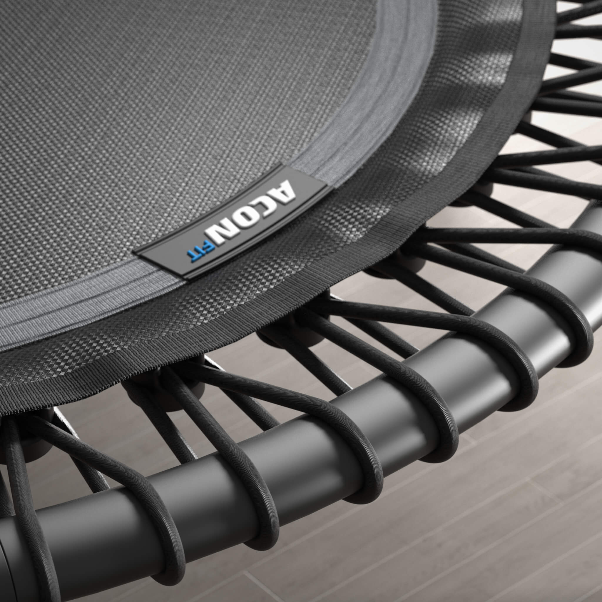 Nahaufnahme eines schwarzen, runden Acon FIT-Trampolins.