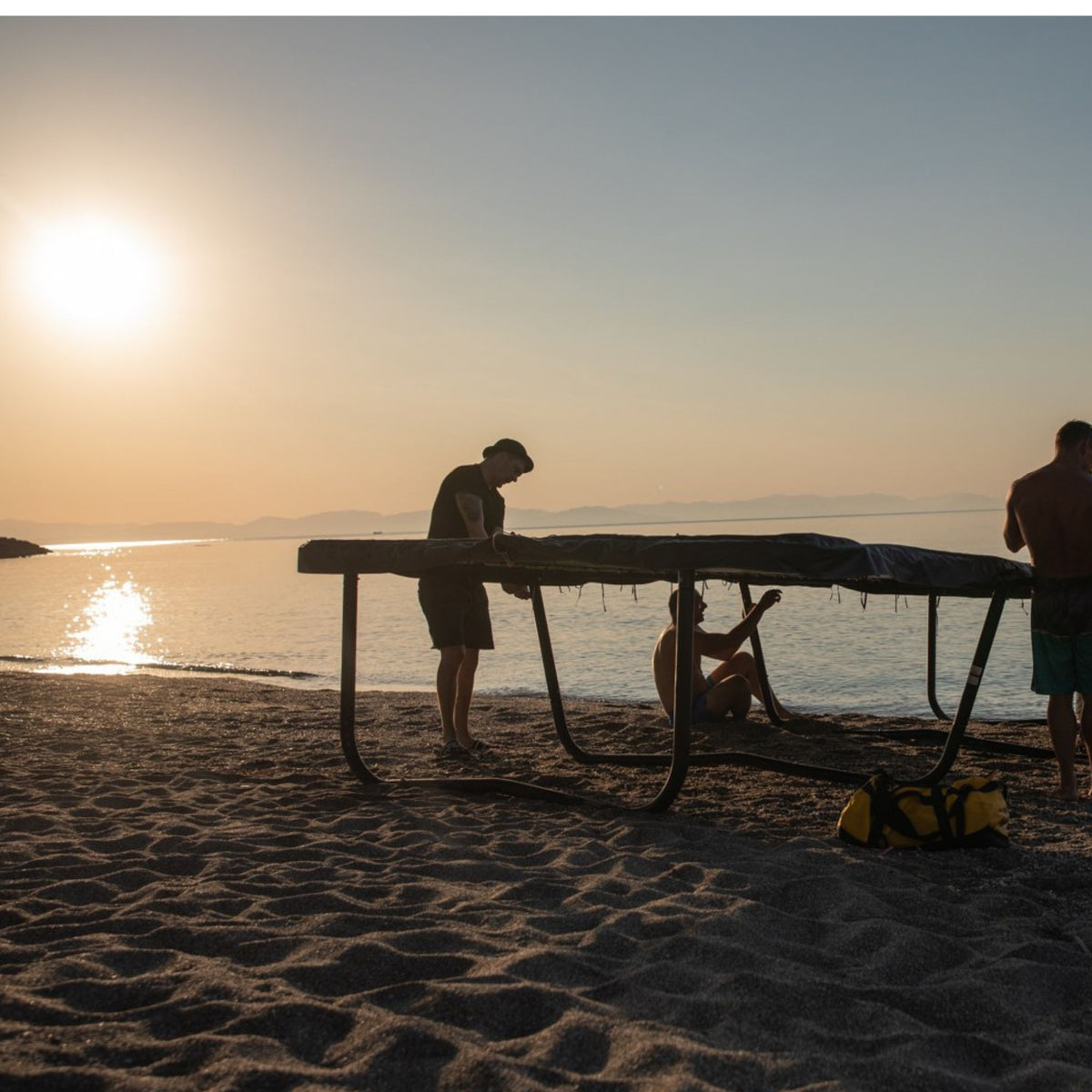 Leute am Strand mit Riesen Trampolin. Worauf achten beim Kauf eines Riesen Trampolins.