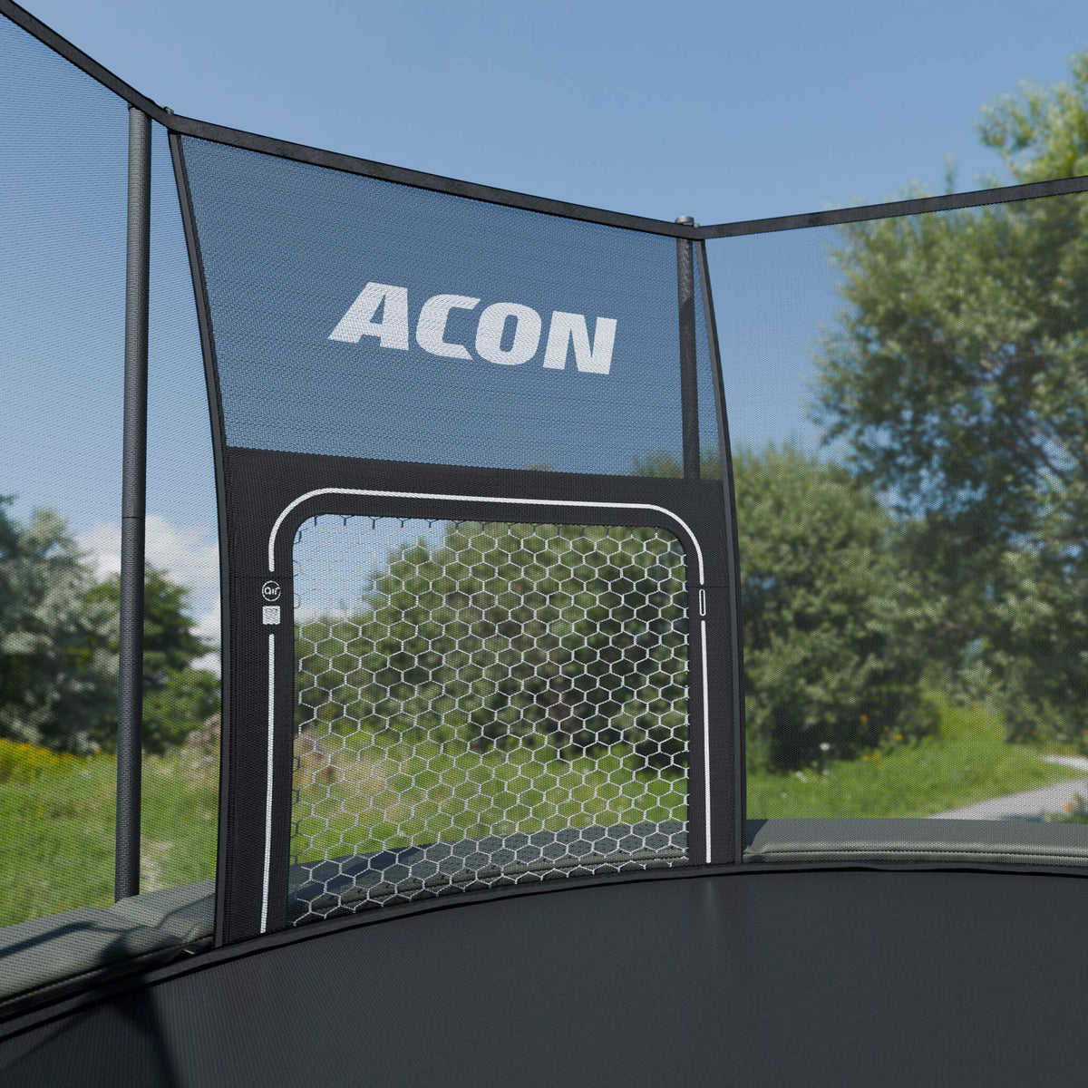 ACON Air Fußballtor für ACON Air Rundtrampoline montiert an einem ACON Air Rundtrampolin im Freien.