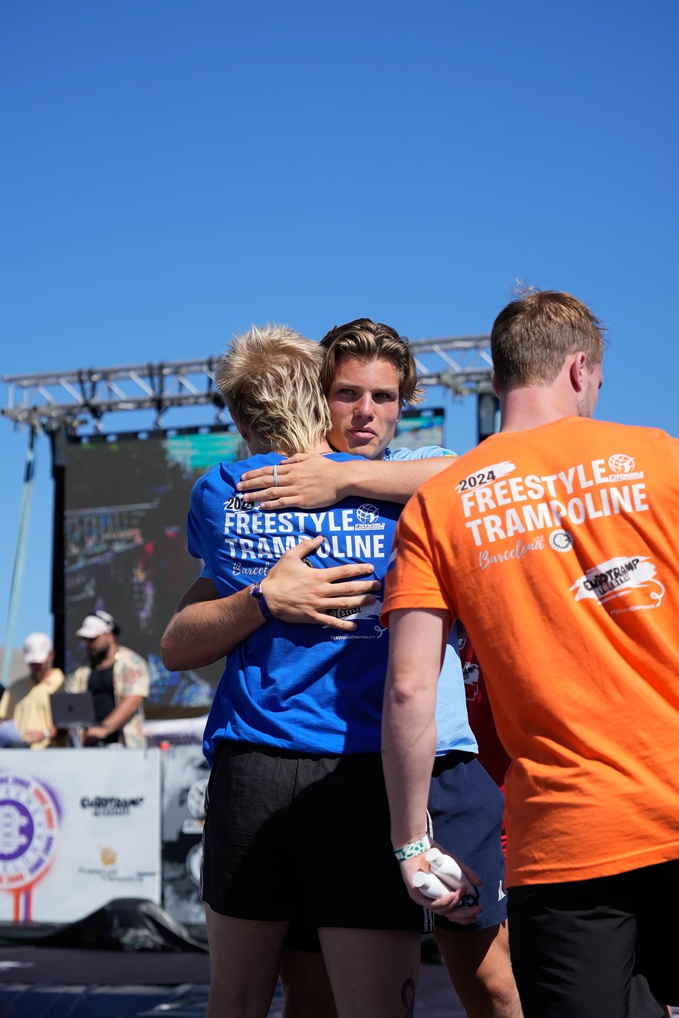 Teilnehmer des Freestyle Trampoline Barcelona 2024 umarmen sich.