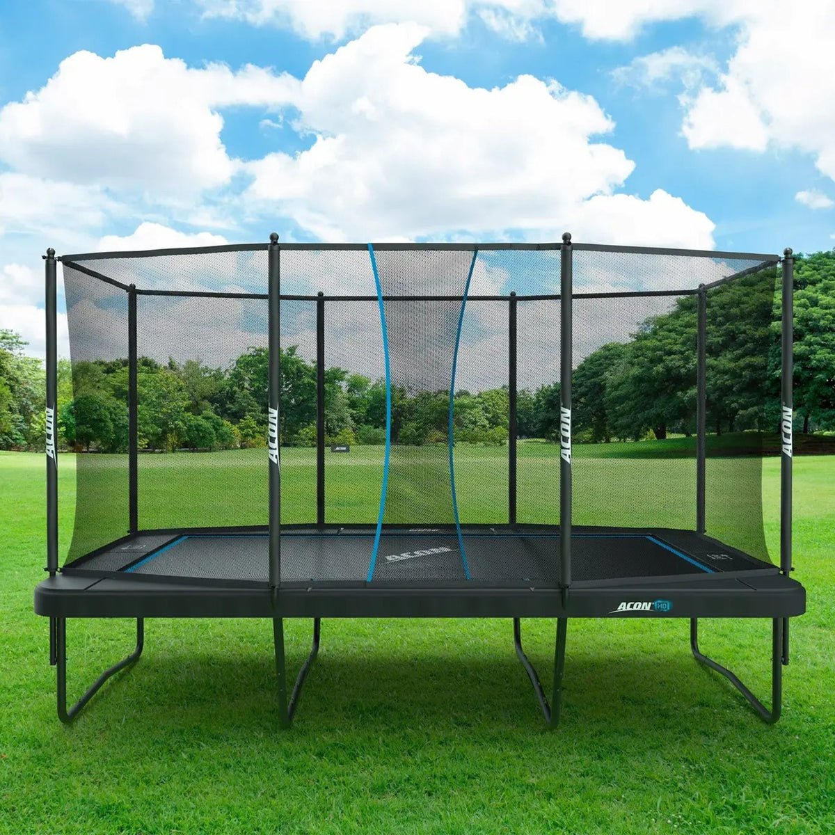 Ein sicheres Trampolin auf Gras mit Netz, ideal für Sicherheit und Spaß beim Springen.