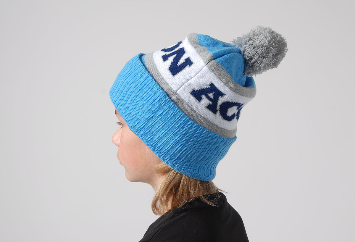 Ein Kind mit ACON Hockey Beanie