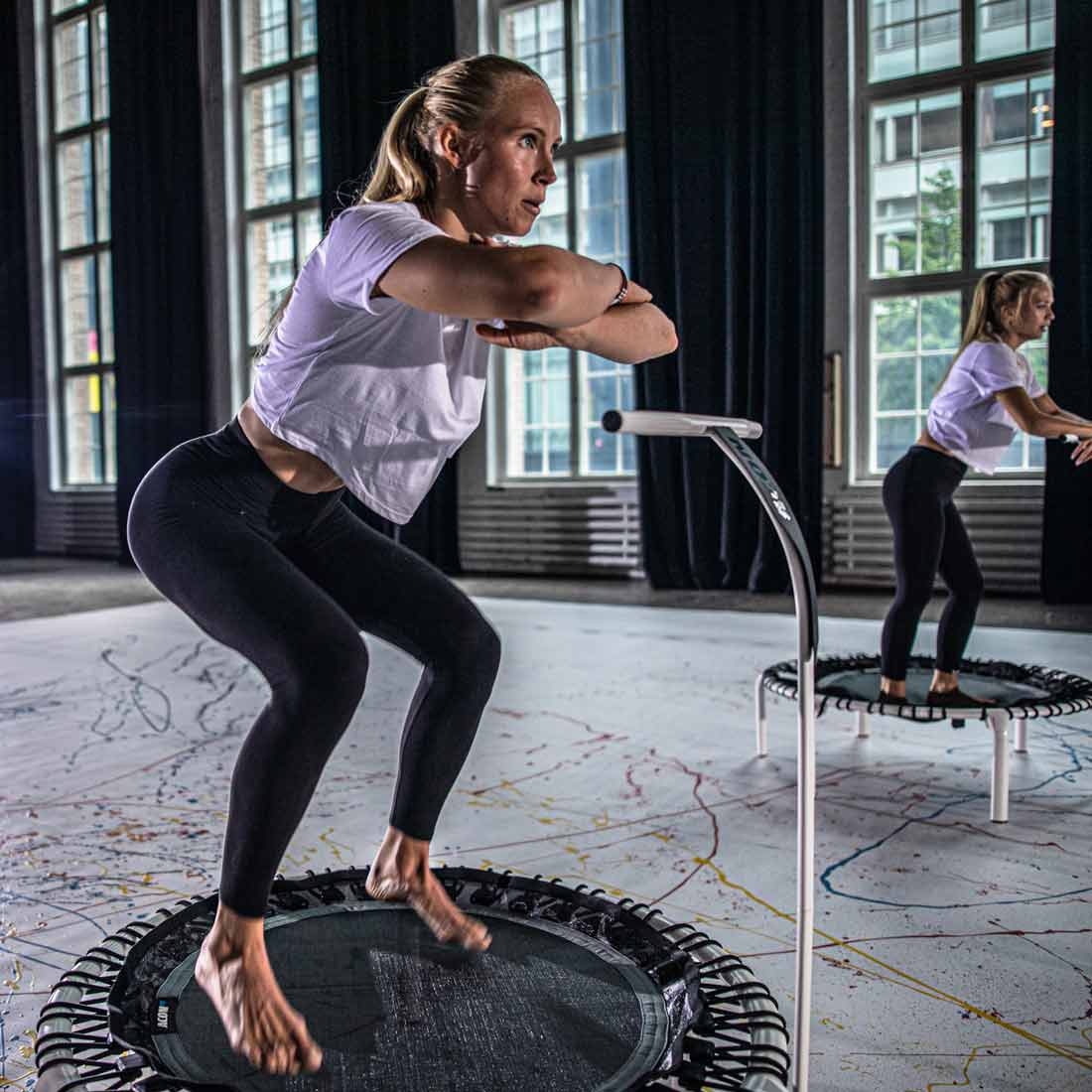 Frauen beim Trampolin-Training auf dem weißen ACON FIT 1,12m Trampolin, mit Lenker