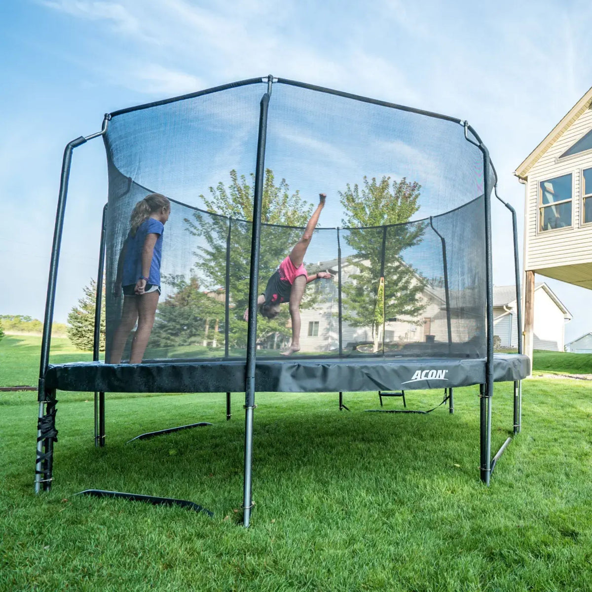 Kinder spielen auf ACON Trampolin im Freien