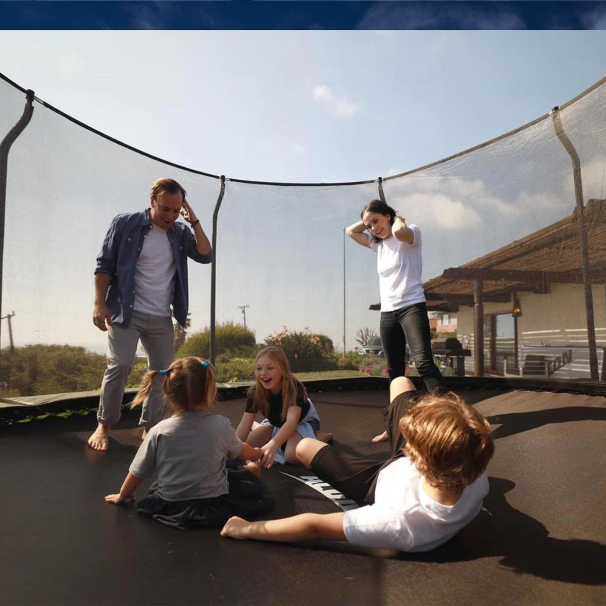 Kinder mit Familie auf Trampolin. Basketball Trampolin.