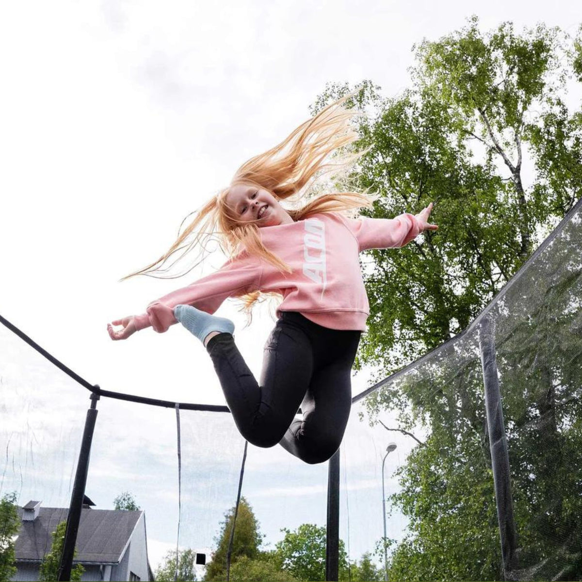 Kind springt auf Trampolin. Basketball.
