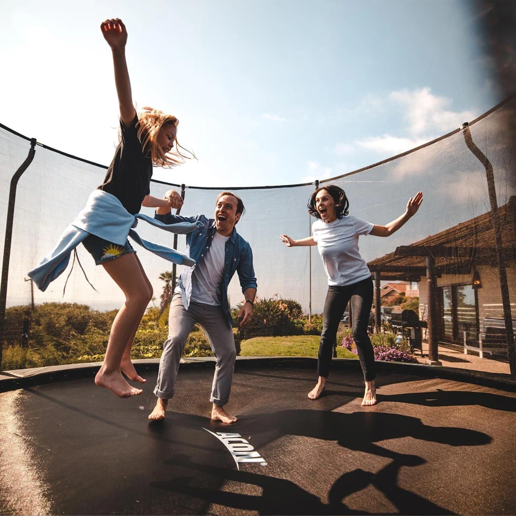 Familie springt auf Trampolin. Trampolin Basketball.