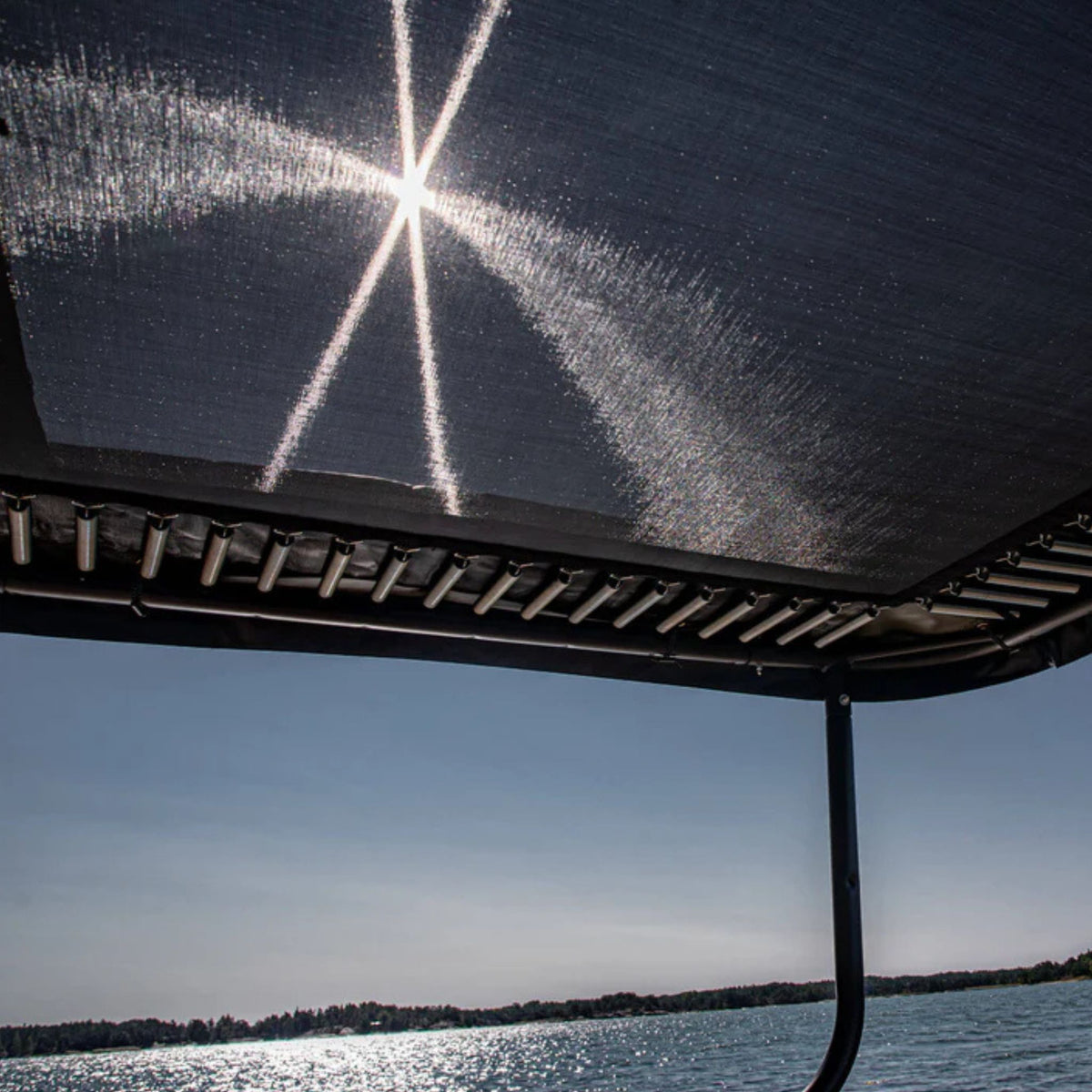 Rechteckiges ACON Trampolin auf dem Wasser