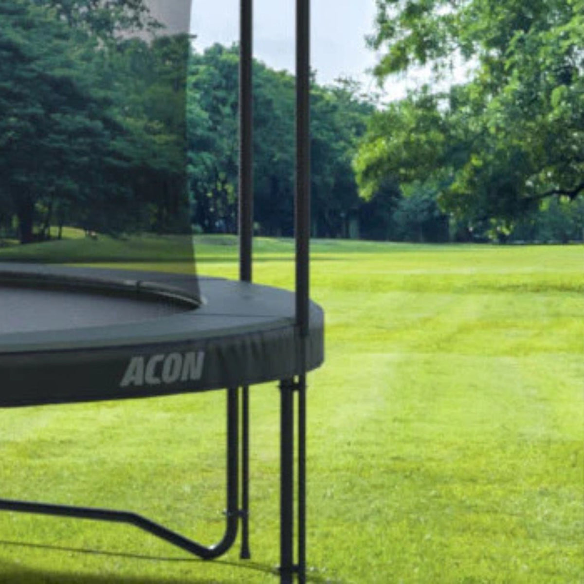 Rundes ACON Trampolin in einer Wiese