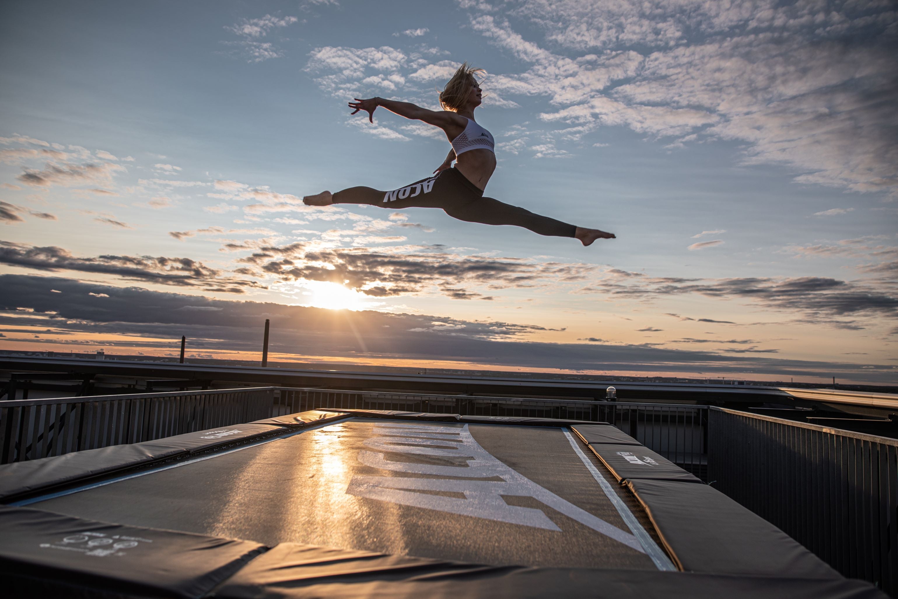 Frau mit akrobatischem Sprung auf dem Trampolin