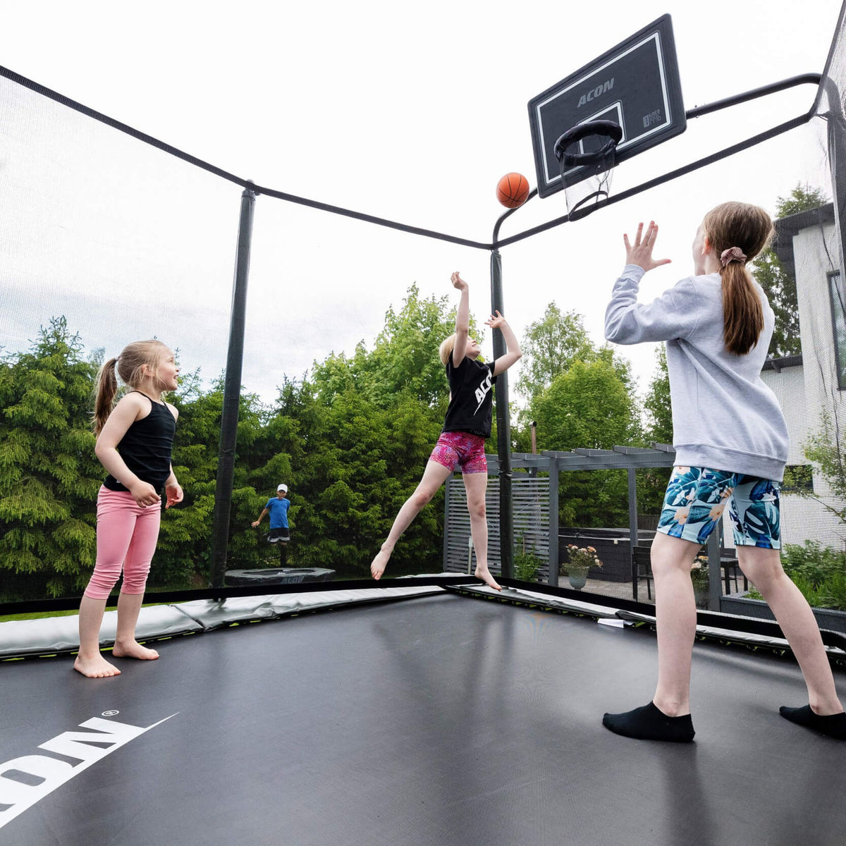 Kinder Spielen auf Trampolin mit Hund