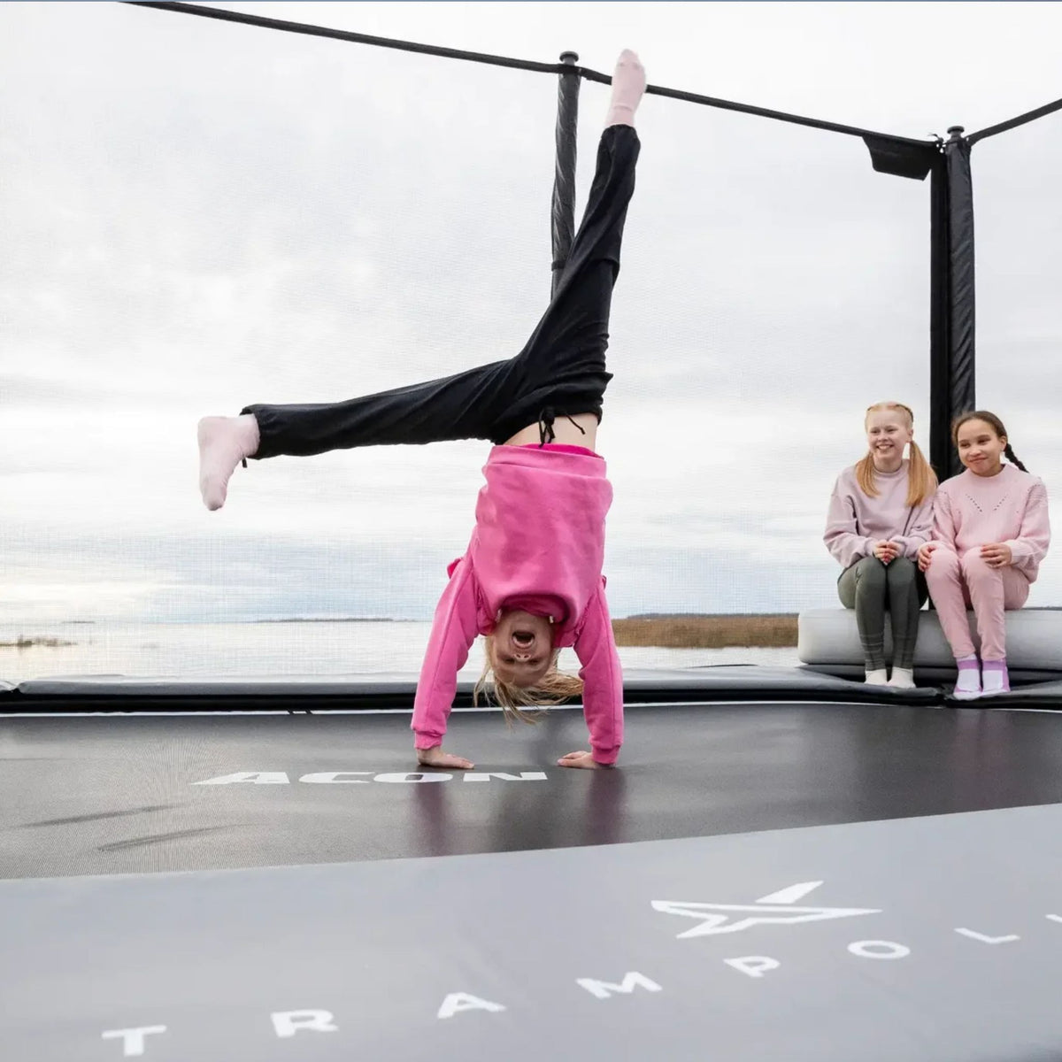 Kinder spielen auf einem Trampolin im Freien 