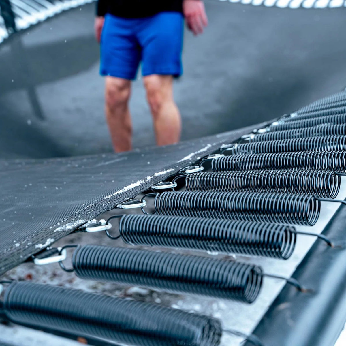 Trampolinfedern im Schnee
