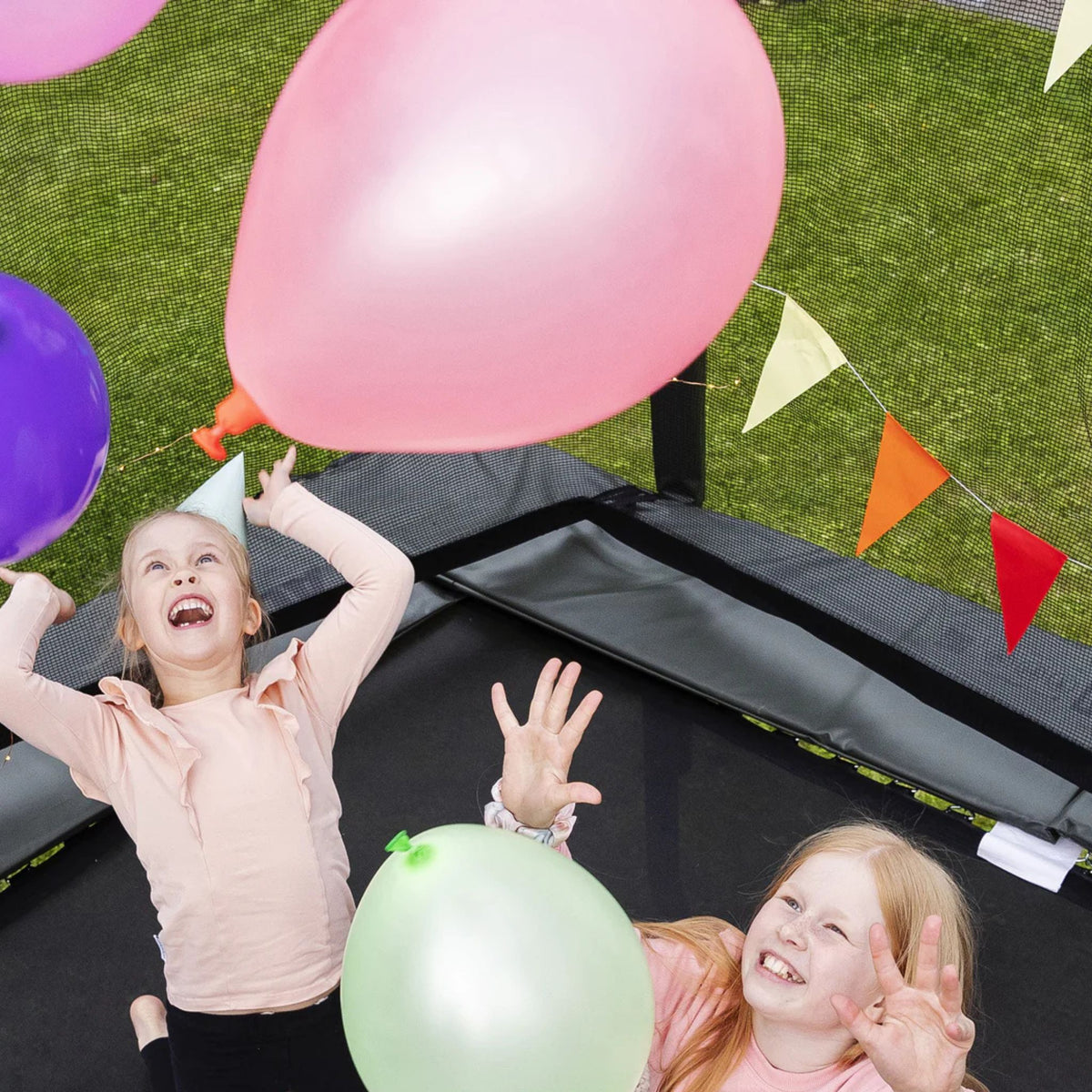 Luftballons in einem ACON Trampolin