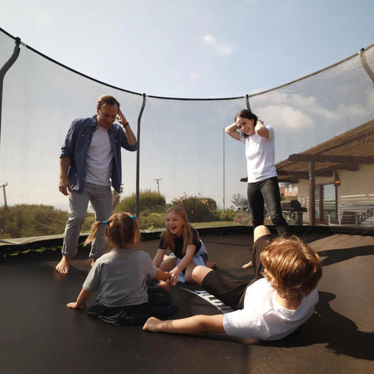 Familie steht in einem ACON Trampolin
