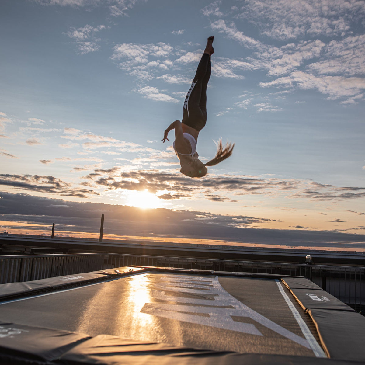 Frau springt auf einem Outdoor-Trampolin
